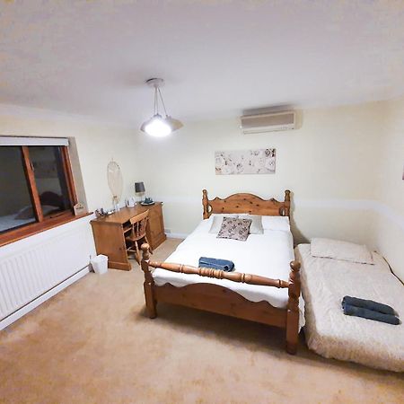 West Drayton  Old Slade Cottage - Train To London 30Mins, Heathrow 15Mins Away,Free Parking - En-Suit Rooms מראה חיצוני תמונה
