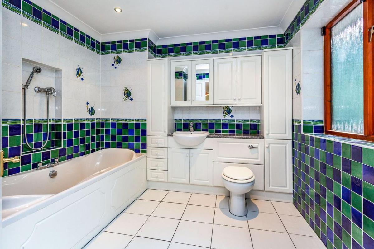 West Drayton  Old Slade Cottage - Train To London 30Mins, Heathrow 15Mins Away,Free Parking - En-Suit Rooms מראה חיצוני תמונה